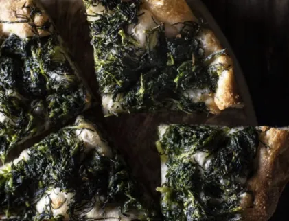 FOCACCIA MODERNA CON VERDURE DI STAGIONE E BUFALA AFFUMICATA FILANTE 