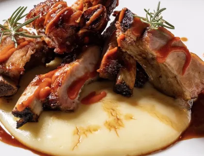 COSTINE DI MAIALE IN SALSA BBQ "WHY NOT" CON CREMOSO DI PATATE 