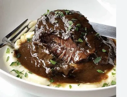 BRASATO TENERO CON POLENTA BIANCO-PERLA E IL SUO FONDO 